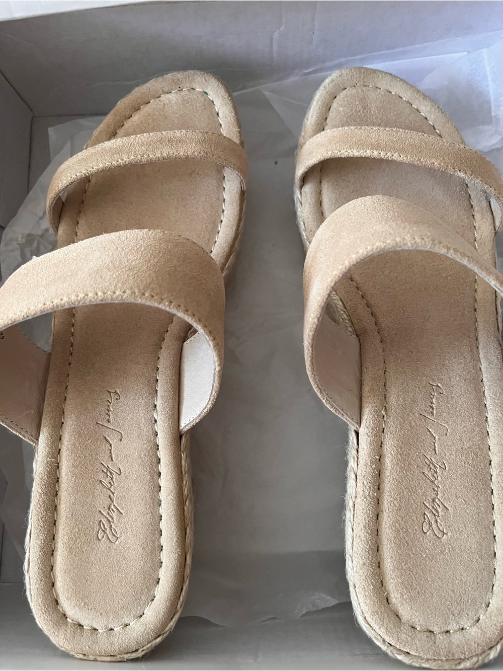 Elizabeth and James Light Tan Suede Slide Sandals -Brand New in box - Picture 4 of 6